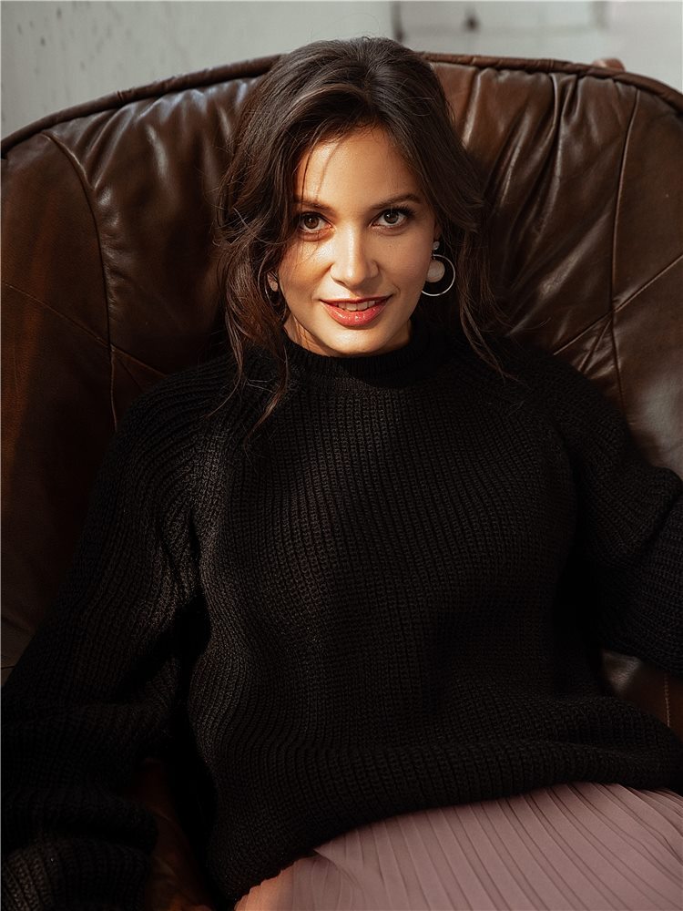 Елена, автор курса, в вязаном чёрном свитере