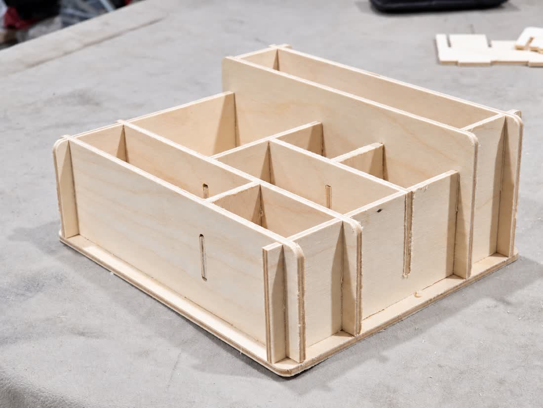 Sorting tray with compartments
