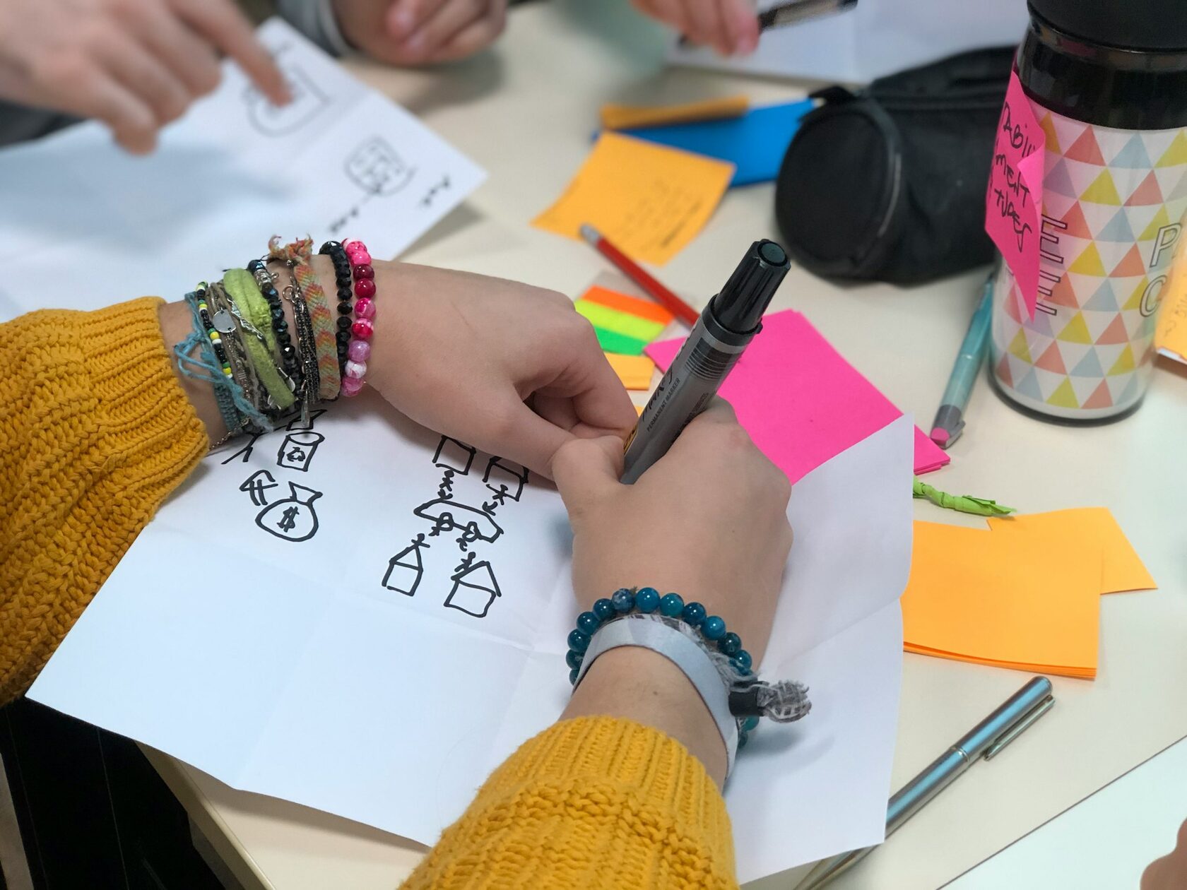 Jóvenes colaborando y compartiendo ideas en un taller creativo