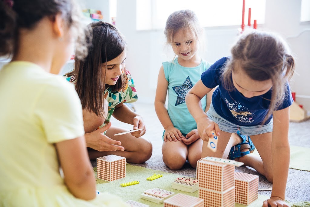 Mentorka s deťmi pri spoločnom učení v Bahniatka centre