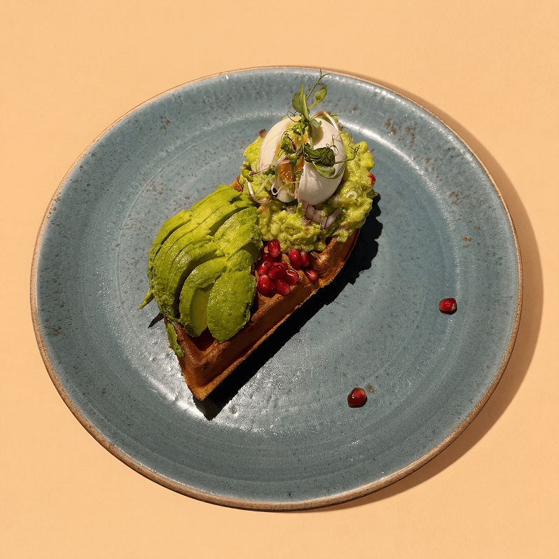 Avocado vafle s guacamole a vejcem