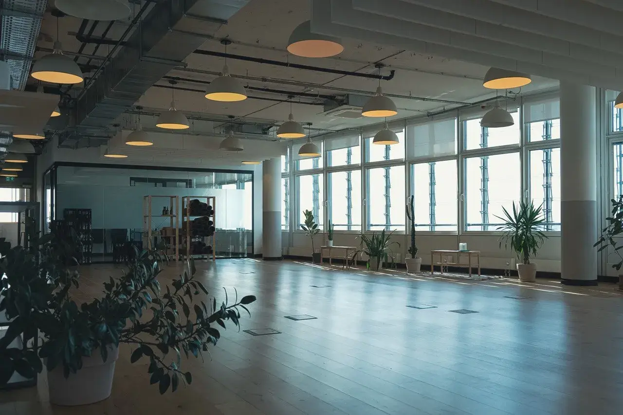 Skyline Studio: bright room on the 18th floor