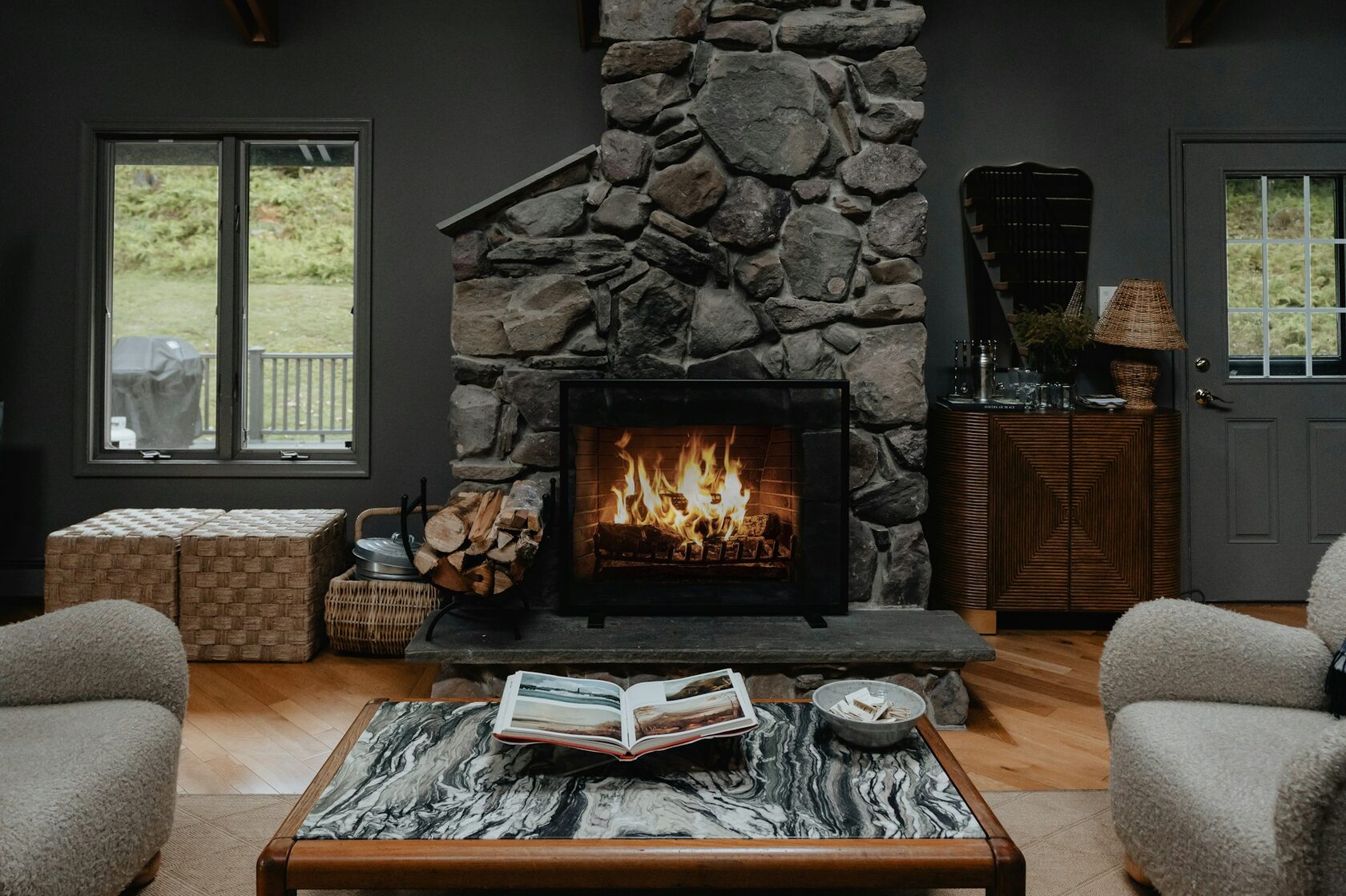 Espacio interior con chimenea y pared de piedra