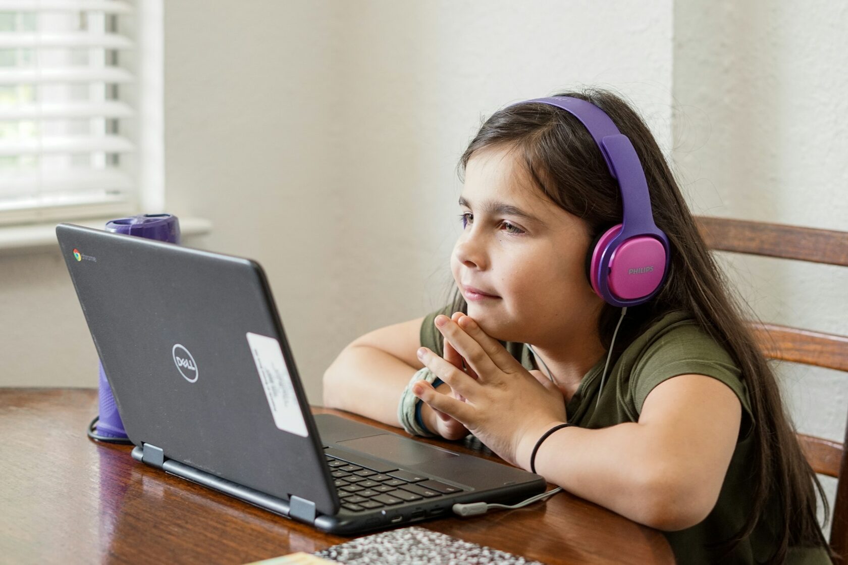 Dziecko korzystające z platformy edukacyjnej, gry online i ćwiczenia