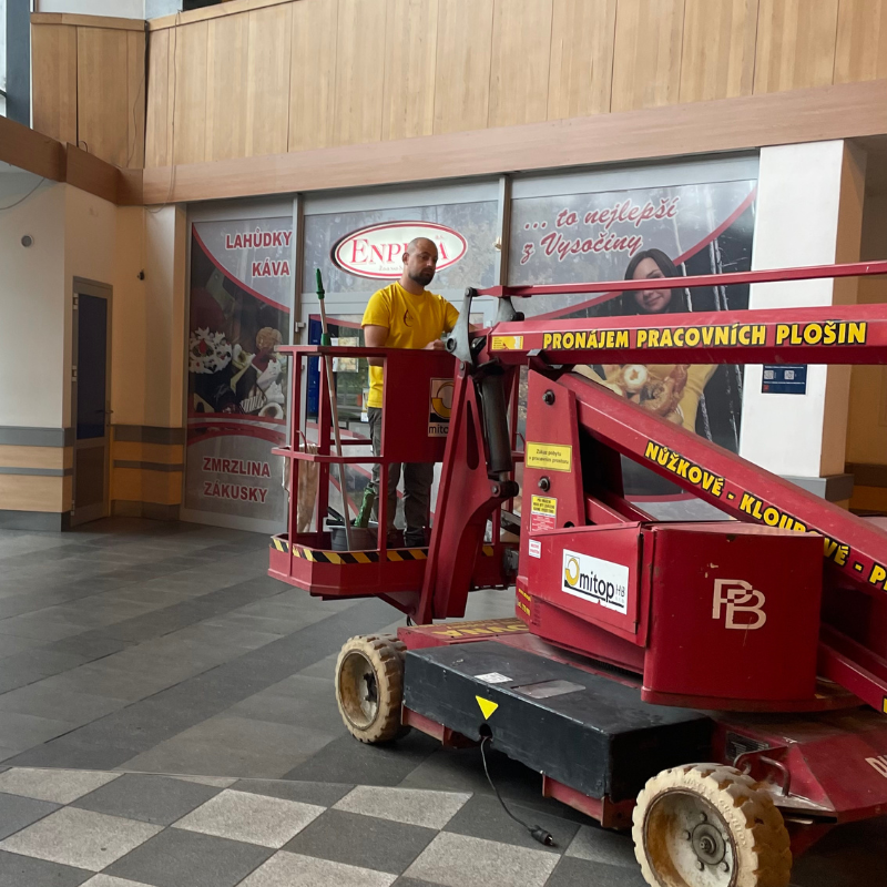 mytí oken ve výškách, myti pomoci plošiny 