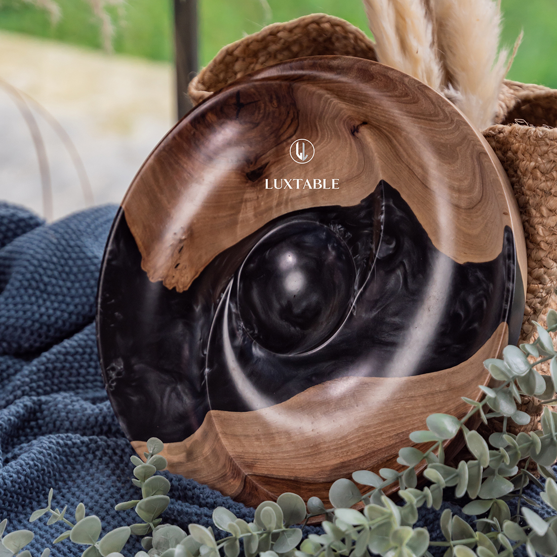 Tavolo Continental in noce europeo e resina turchese pigmentata