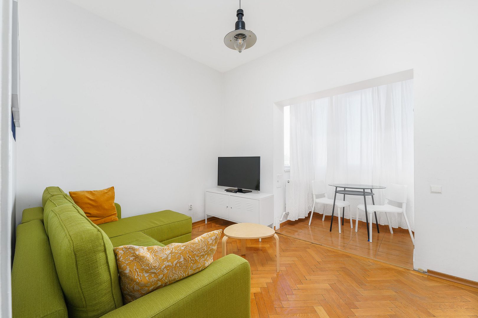  A small apartment near Bucharest 's Old Town