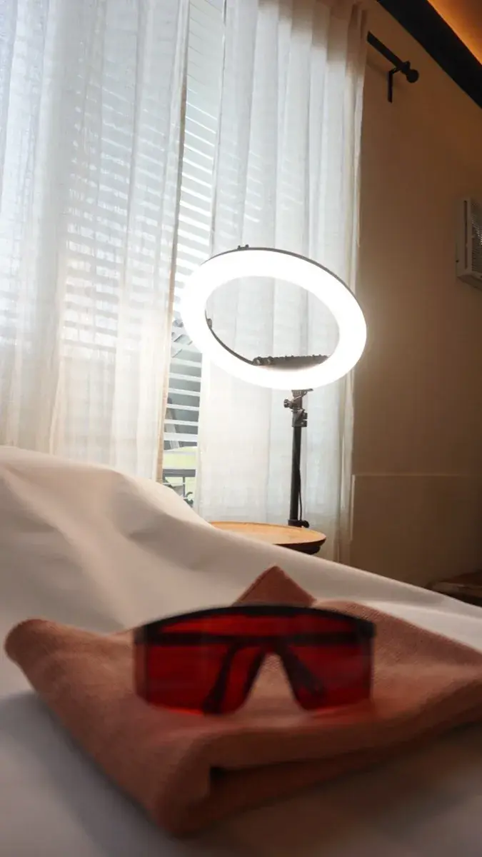 Kacamata pelindung laser di atas handuk — studio The Silk Road, Seminyak Bali