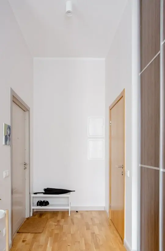 Apartment entrance hall with parquet flooring and fitted storage