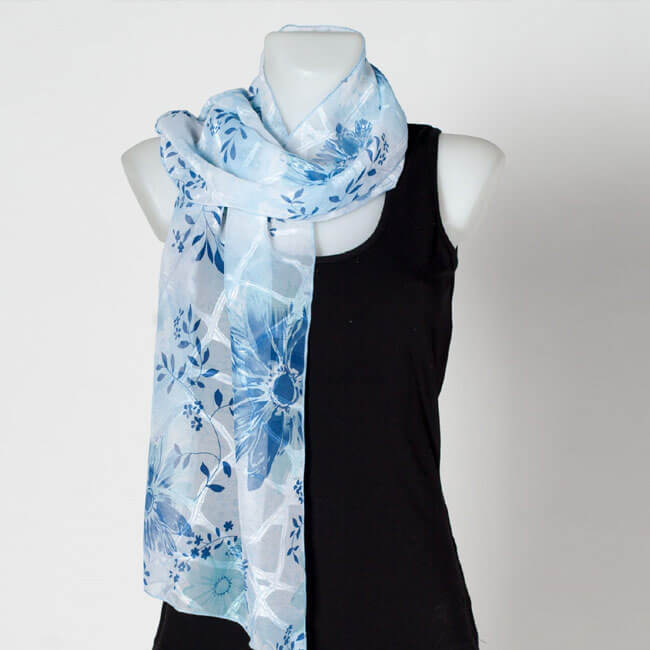 Дамски шал на цветя от ефирна материя, подходящ за подарък на дама на всяка възраст.