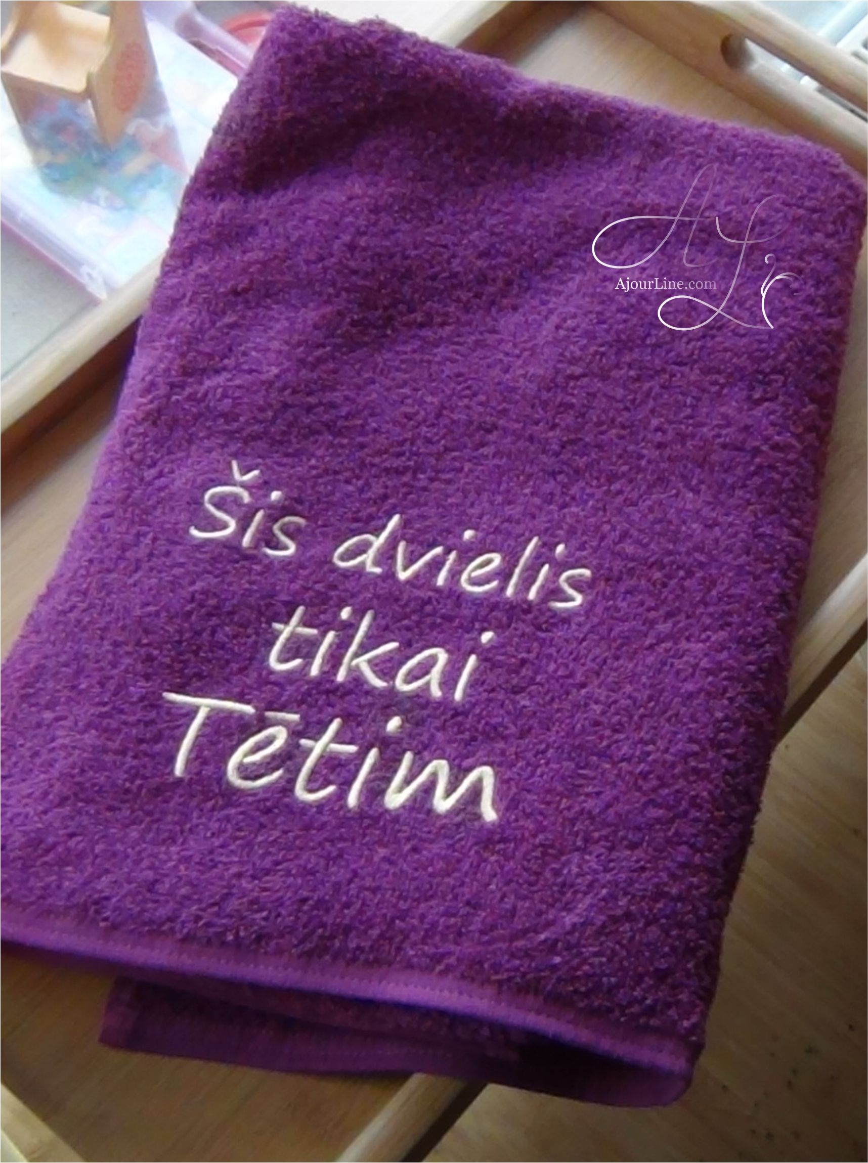 personalizēta dvieļa dāvana — praktiska un pārdomāta dāvana ar individuālu izšuvumu, kas ir lieliski piemērota ikdienas lietošanai vai īpašiem gadījumiem. Roku darbs Rīgā, Latvijā. Piegāde visā pasaulē.