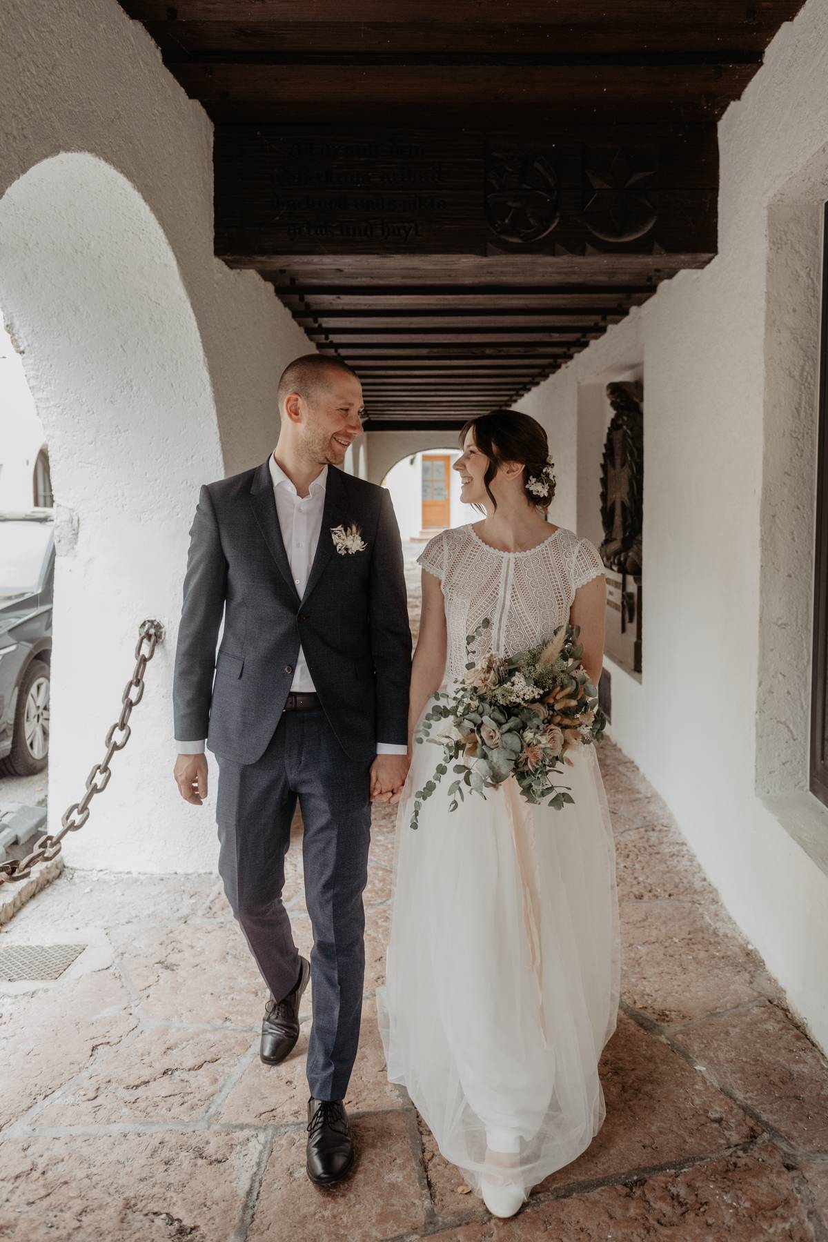 Italiener Antonio Cairoli springt mit seinem KTM über den Ziel in Motocross Rennen Arco di Trento