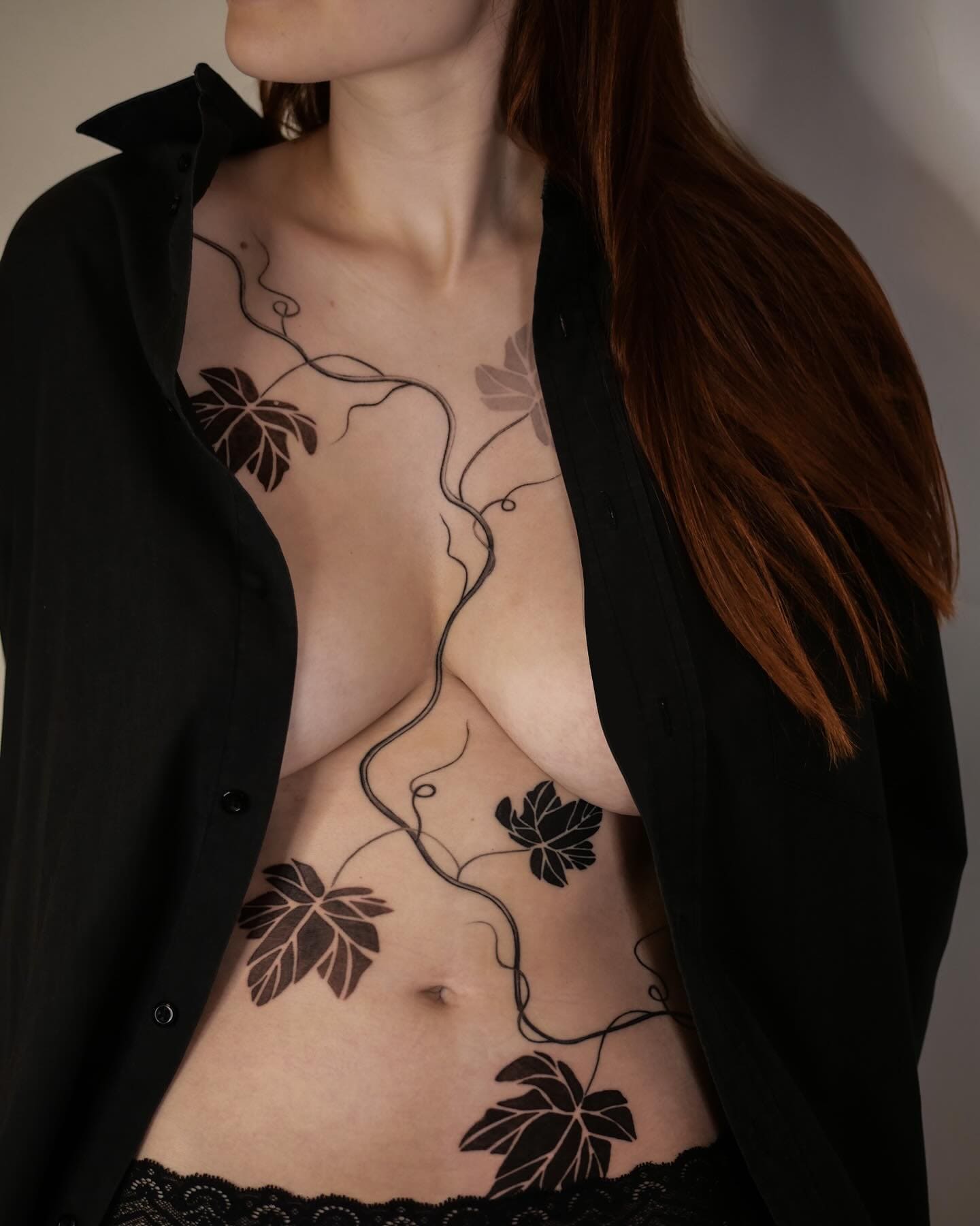 Black leaves across the chest and abdomen