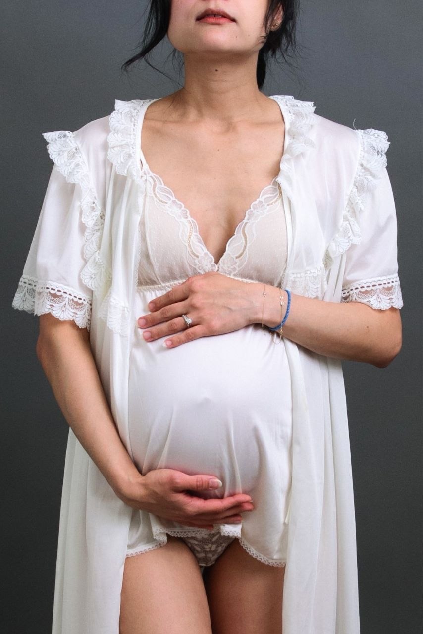 Natural maternity portraits at MirrorMe self-portrait studio