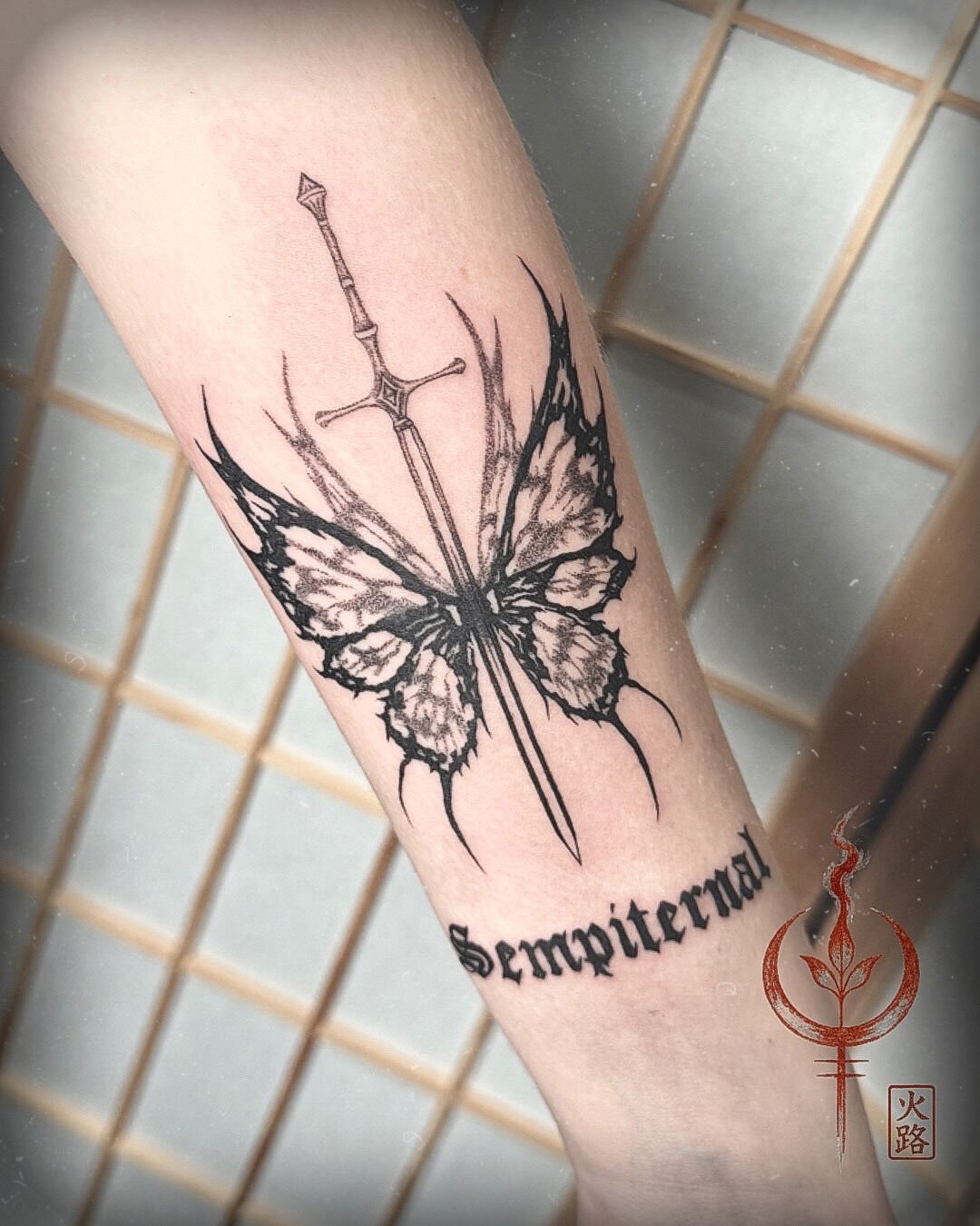 Schmetterling mit Schwert am Arm