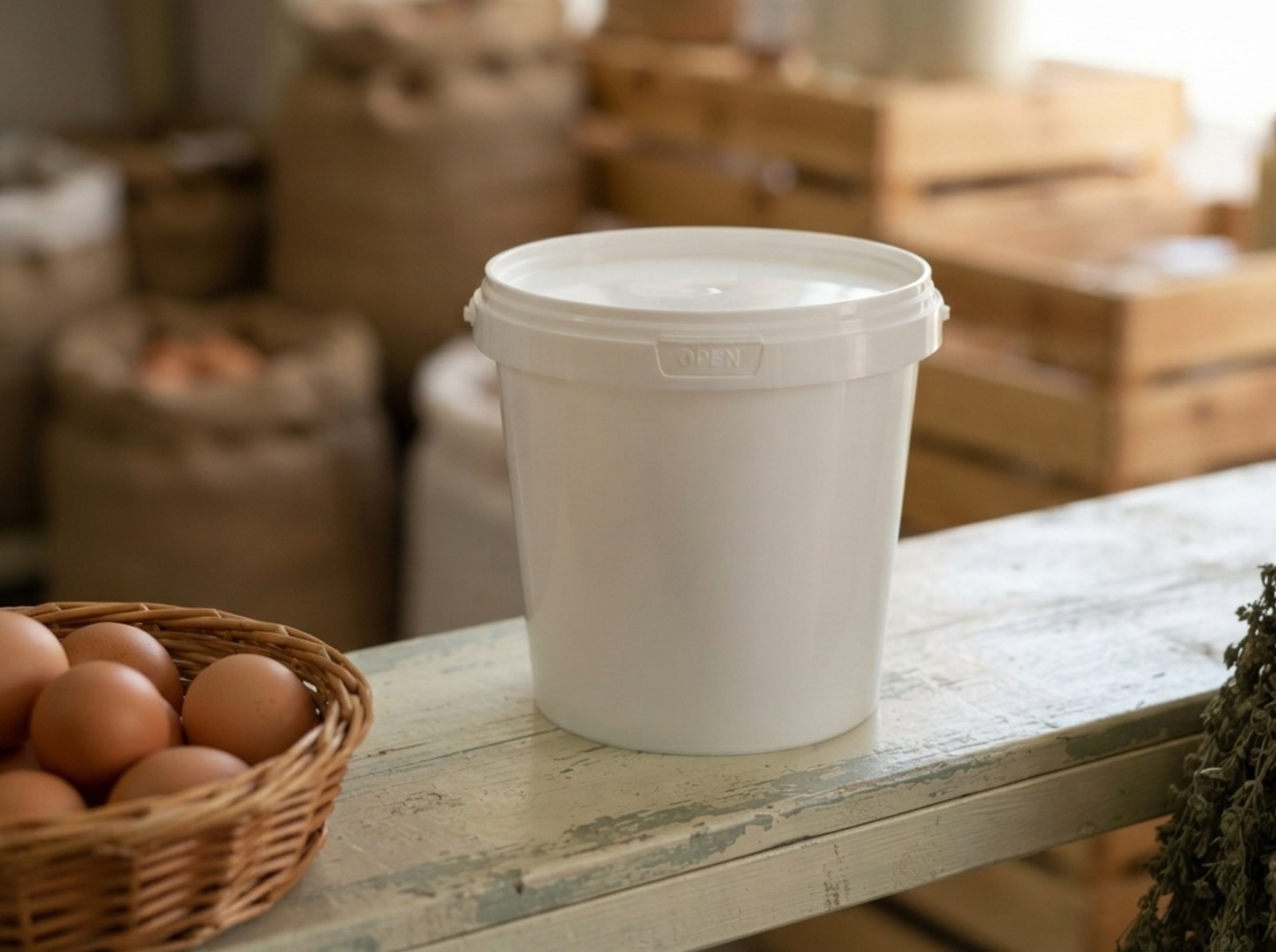 Белое пластиковое ведро 1 литр с крышкой на полке небольшого продуктового магазина в Бишкеке рядом с плетёной корзиной яиц