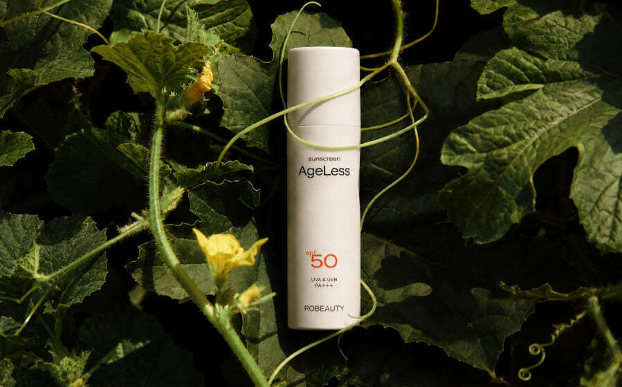 Флакон SPF-50 серед городніх інструментів