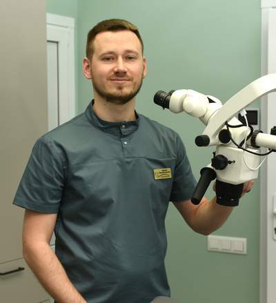 Артем Бодня, стоматолог-терапевт Synergy Dental Clinic, біля стоматологічного мікроскопа, Дніпро