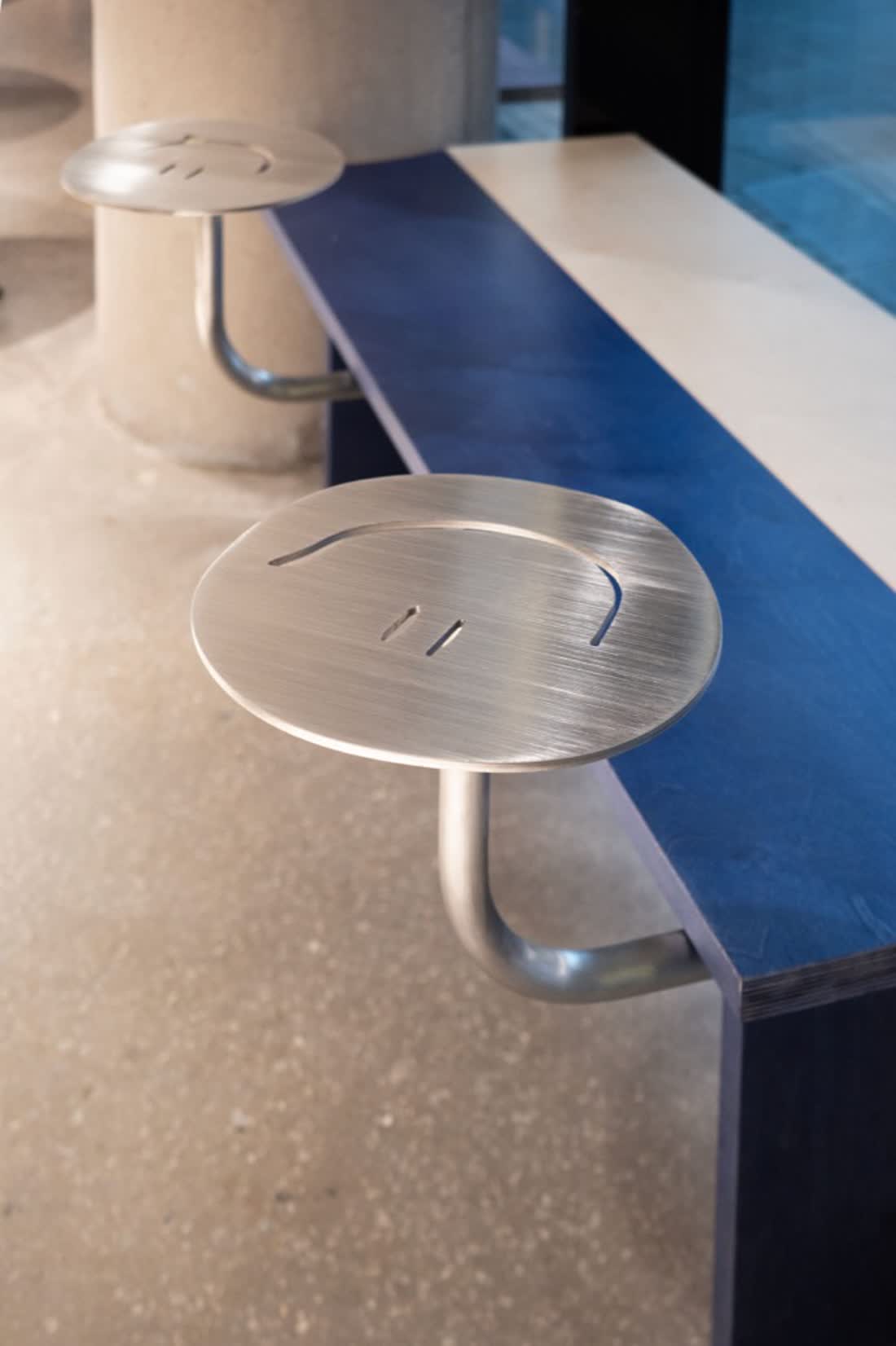 Detail of the round steel top