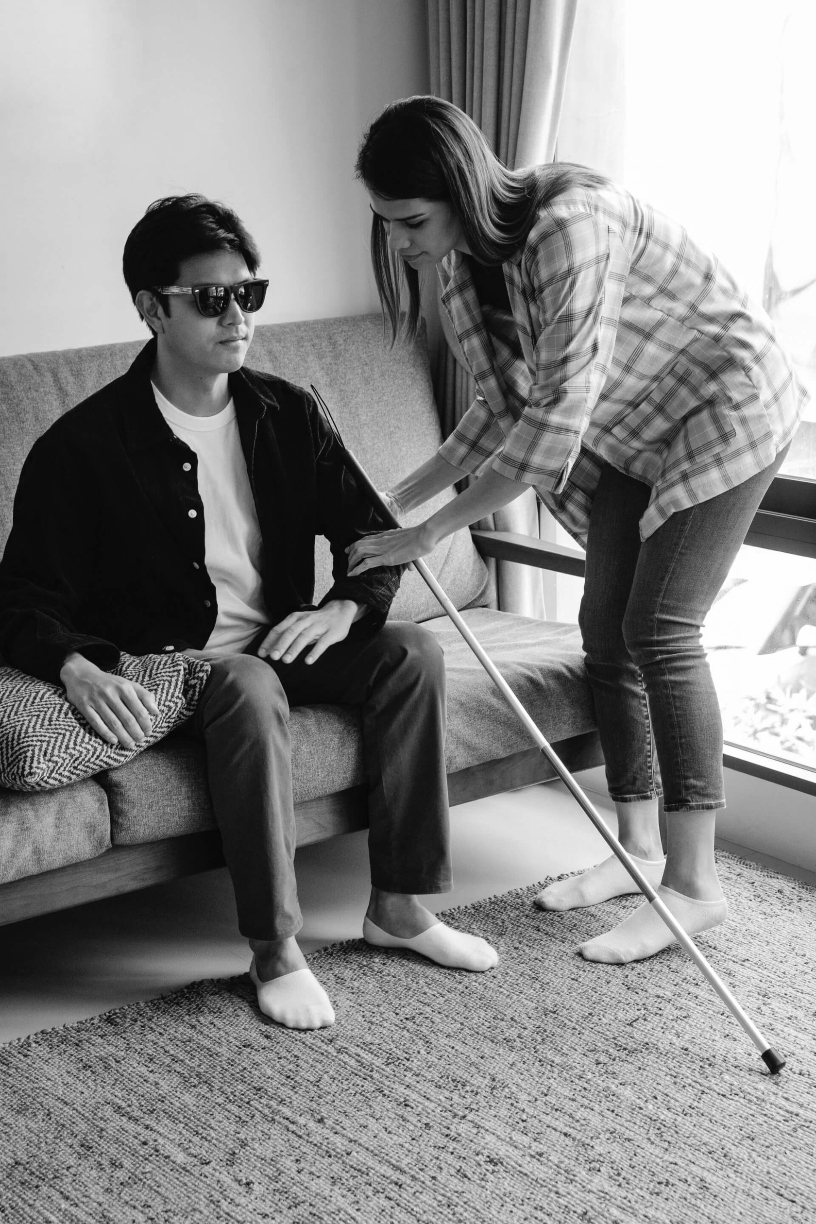 Frau hilft einem Blinden