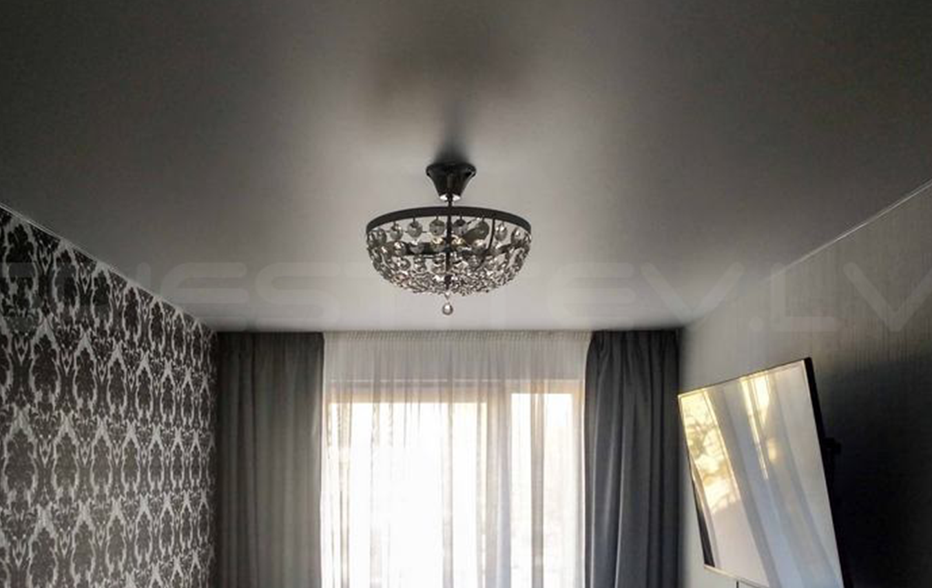 Matēti iestieptie griesti ar greznu lustru bagātīgam interjeram