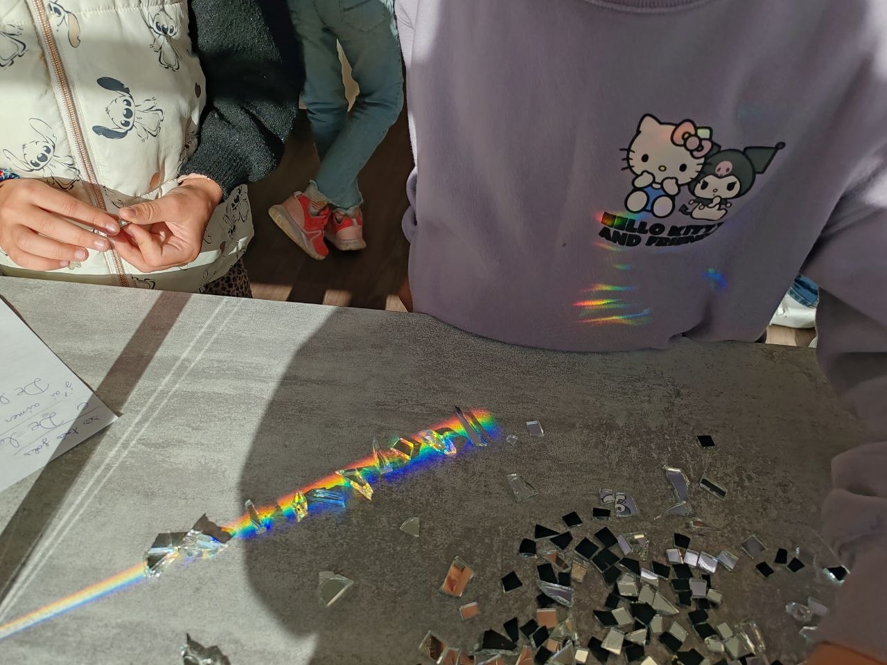 Les enfants posent les fragments de miroir