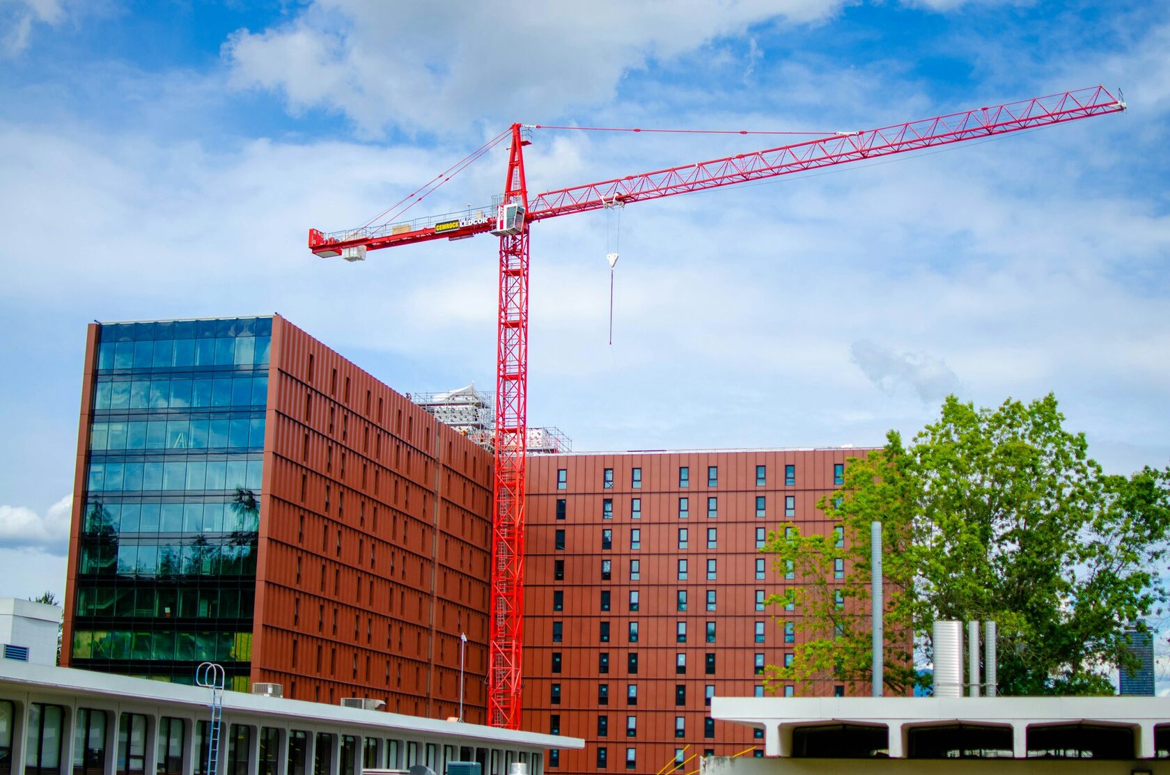 Neubau-Wohnanlage im Bau, kurz vor der Fertigstellung