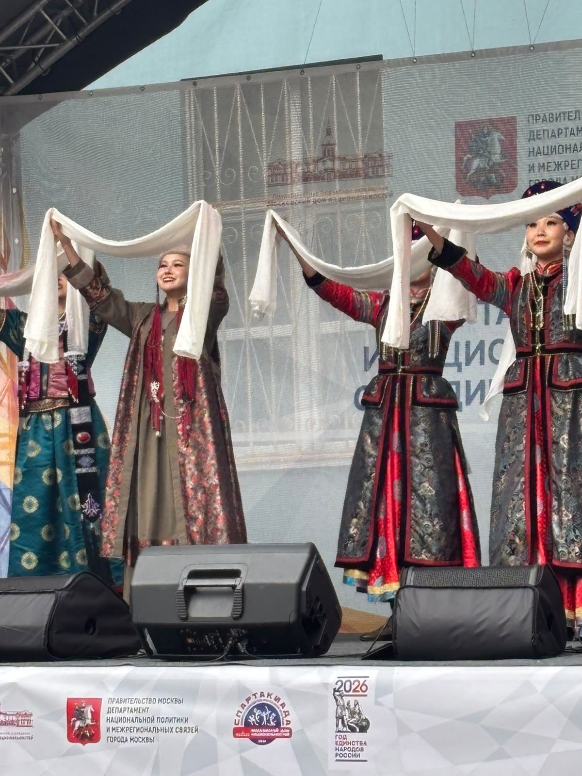 Выступление ансамбля в казахских костюмах