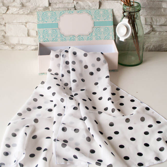 Зарадвайте себе си или направете подарък с шаловете от Efrea.