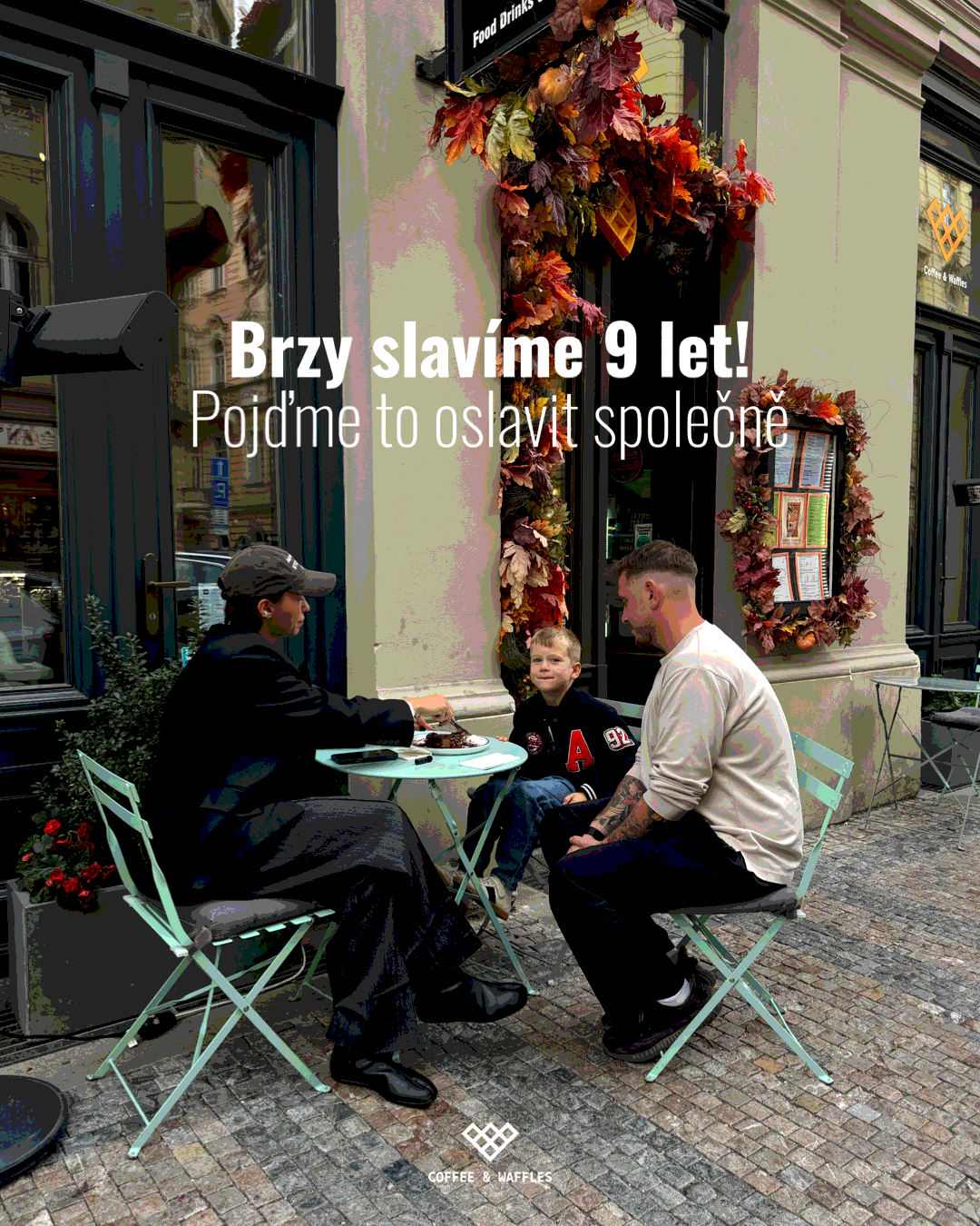Hosté na zahrádce kavárny Coffee & Waffles
