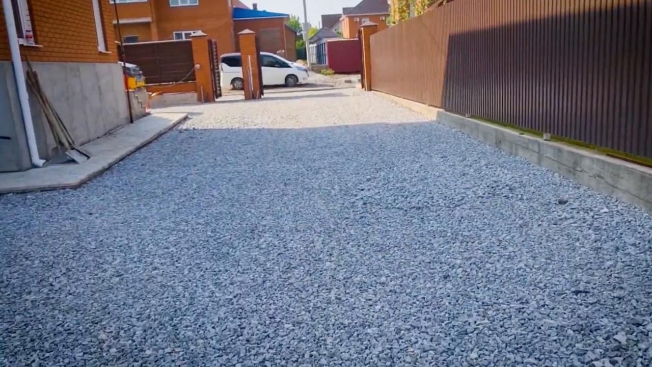 Трошенокаменна основа в двор преди полагането на асфалт