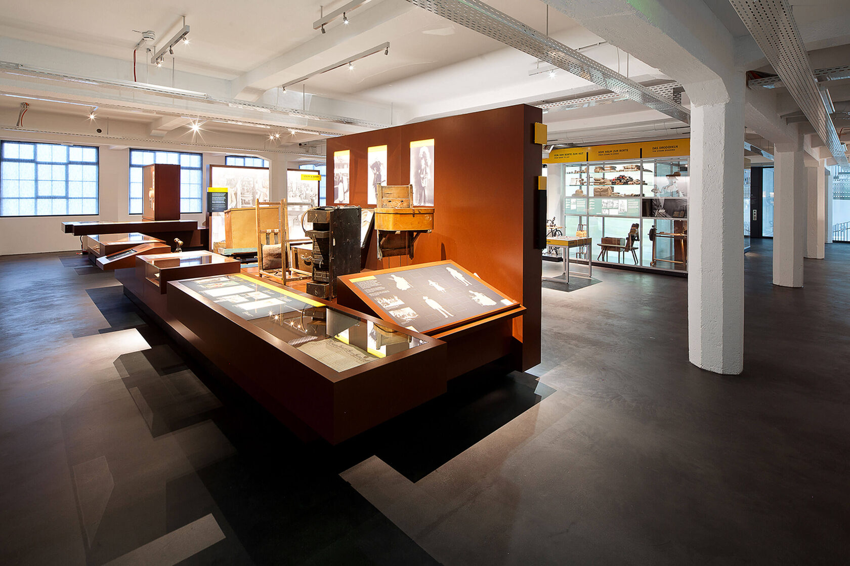 Custom Display Cases Lindenberg – Precision with Projection