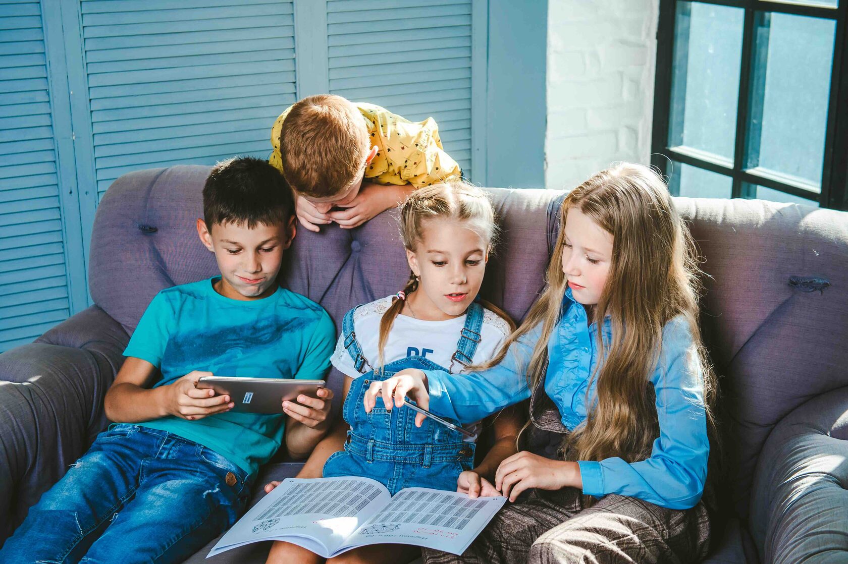 Dziecko uczące się online na tablecie w domu