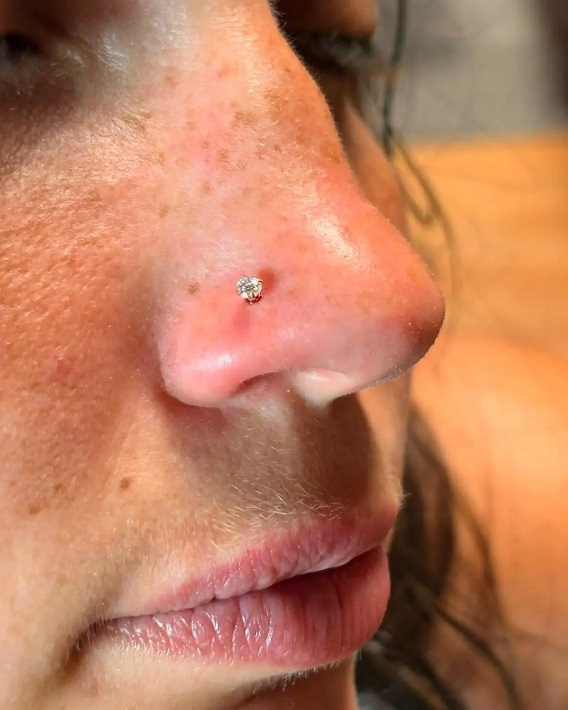 Piercing nostril avec bijou strass, réalisé chez Ino-Ink en Essonne