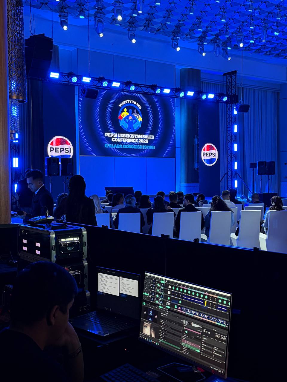 Специалист технической дирекции LED Design Group за пультом на мероприятии