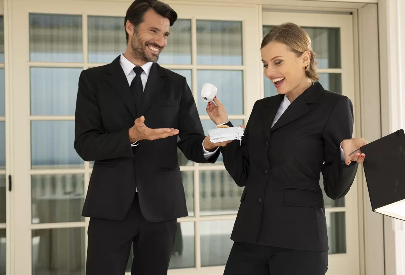 Personnel de salle en tenue professionnelle