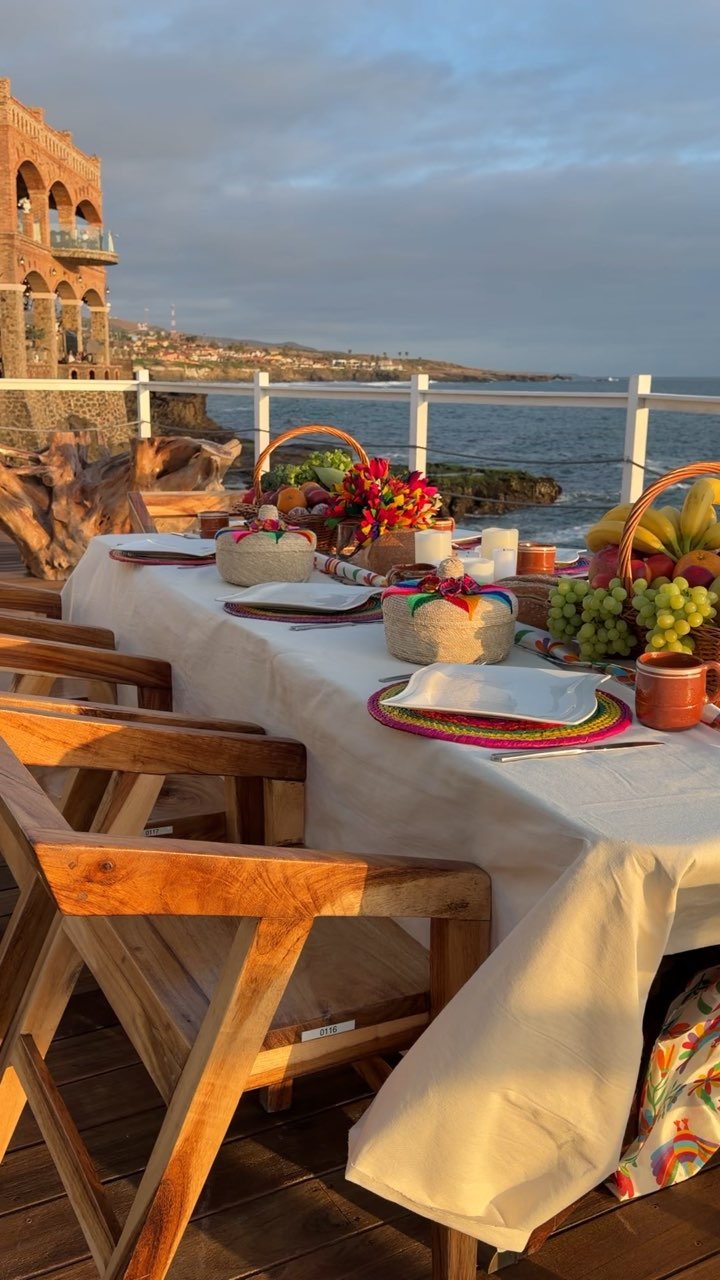 La mesa larga en la terraza, con el sol de la tarde sobre el mar