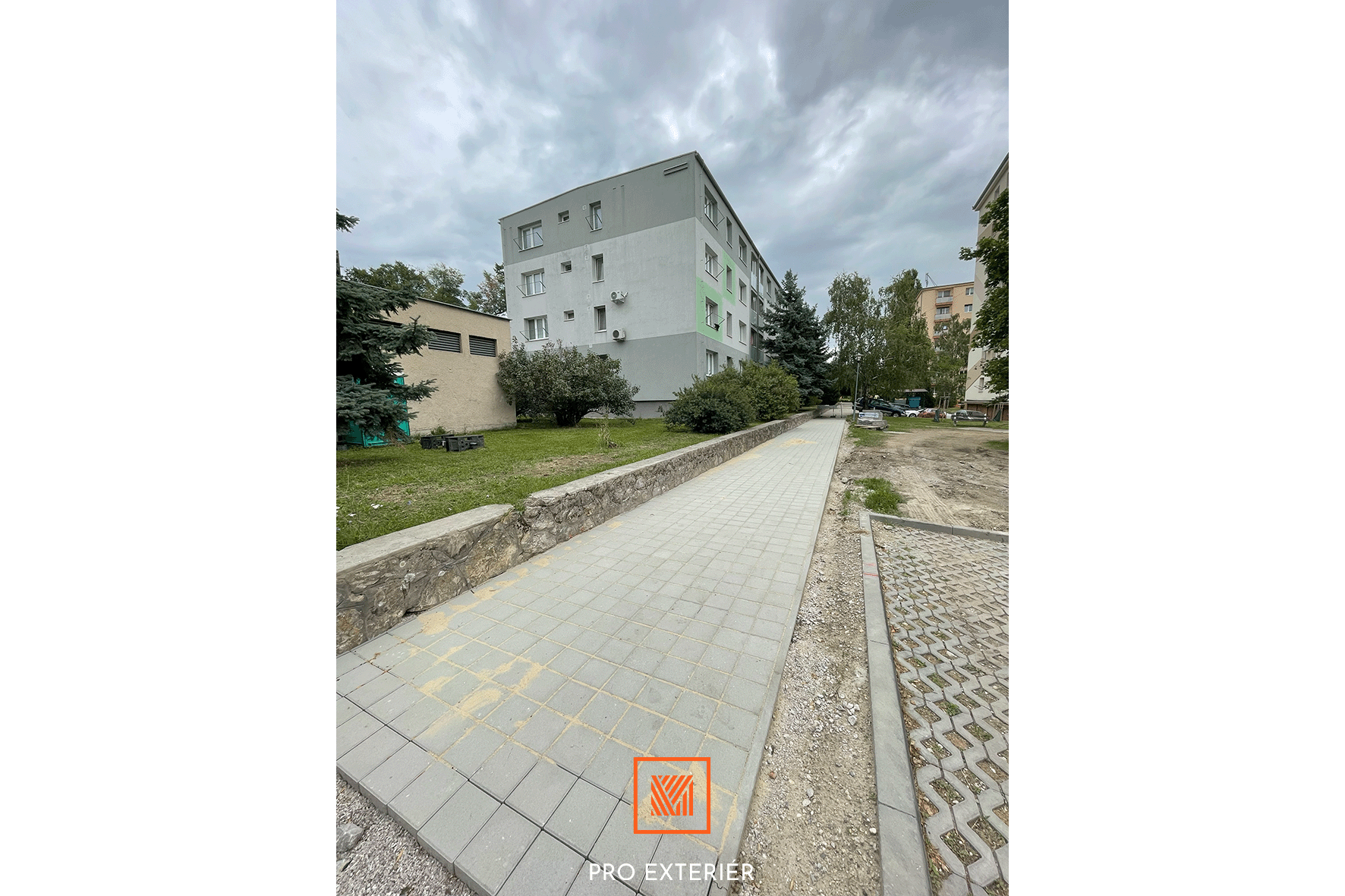 Nový chodník vo vnútrobloku Dukelská