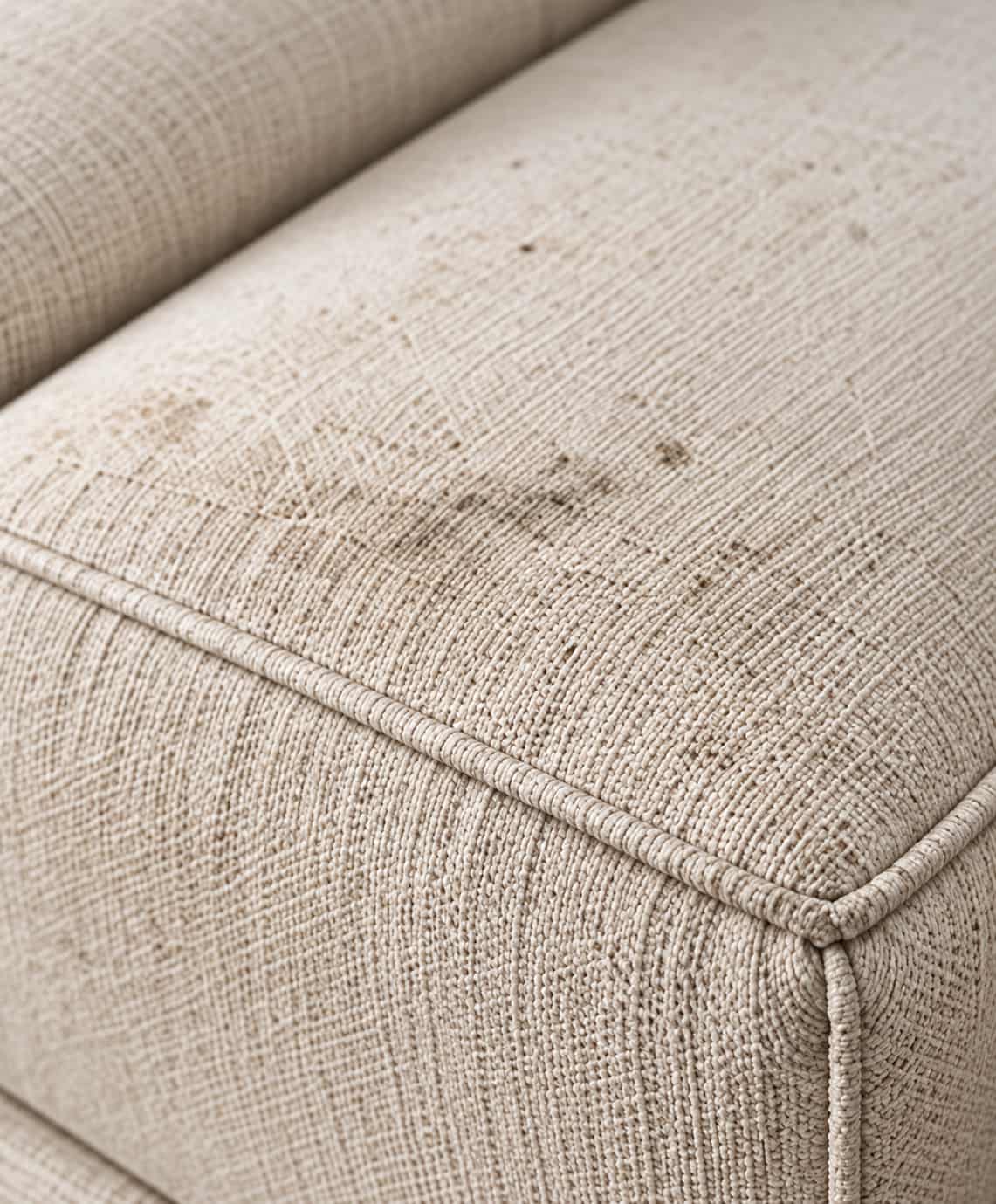 Derselbe helle Sofastoff nach einem Jahr, sichtbar beiger und matter, weil sich Hautfett und Staub im Gewebe abgelagert haben. Einmal im Jahr reinigen lassen h&auml;lt helle Sofas in Frankfurt dauerhaft hell &ndash; Shikardos Reinigung kommt direkt zu Ihnen.
