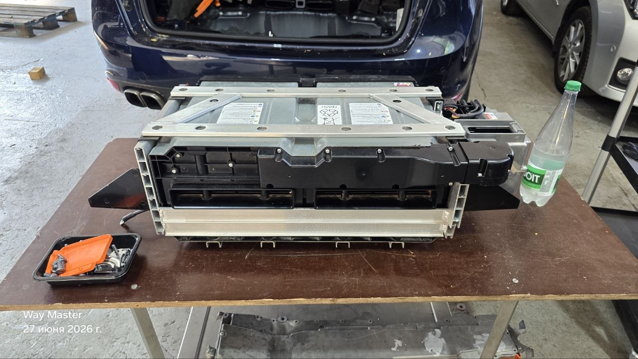 Batterie hybride Porsche Cayenne ouverte sur établi