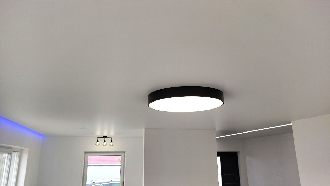 Iestiepto griestu risinājums gaišos toņos ar dažādiem apgaismojuma elementiem