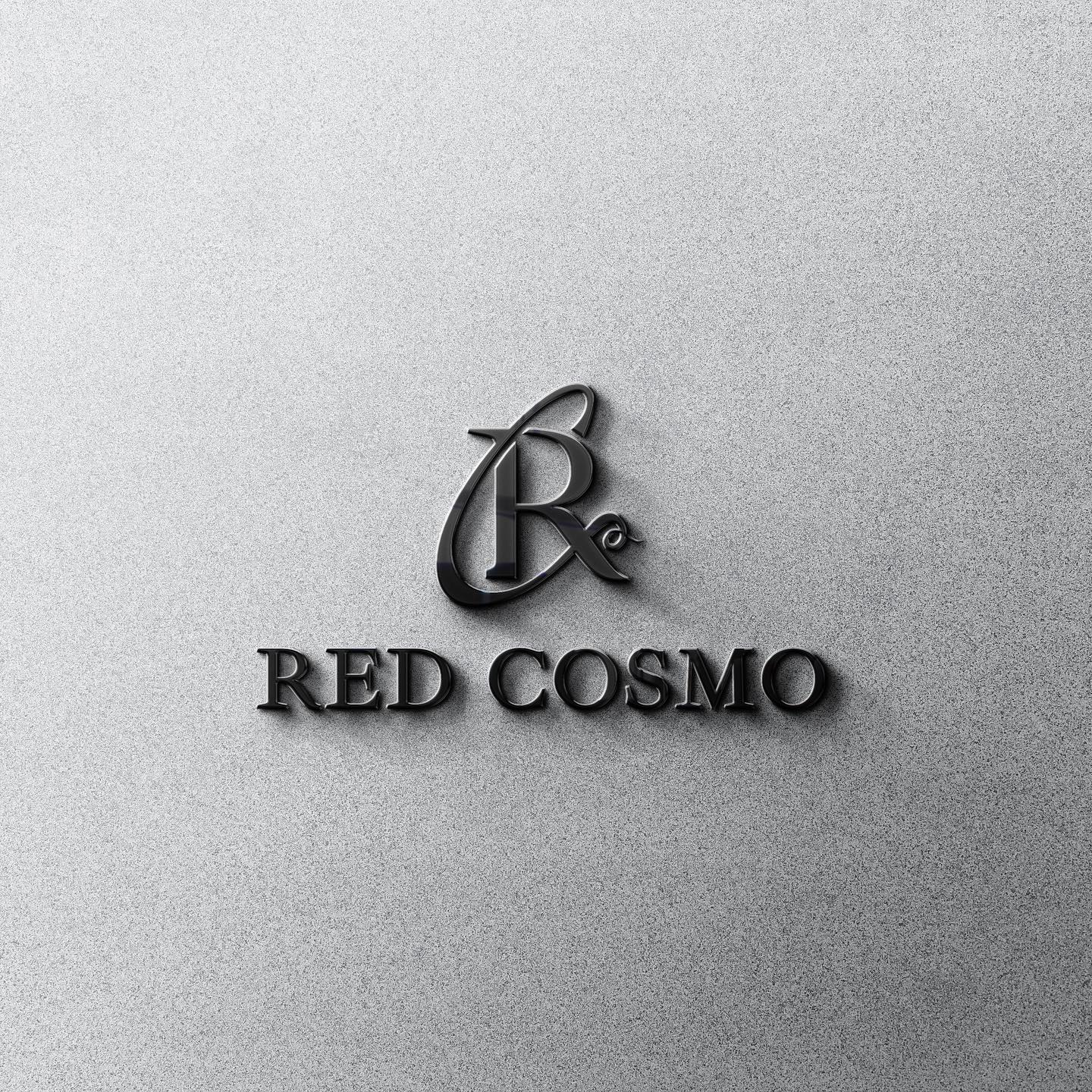 Об’ємний логотип Red Cosmo на світлій стіні