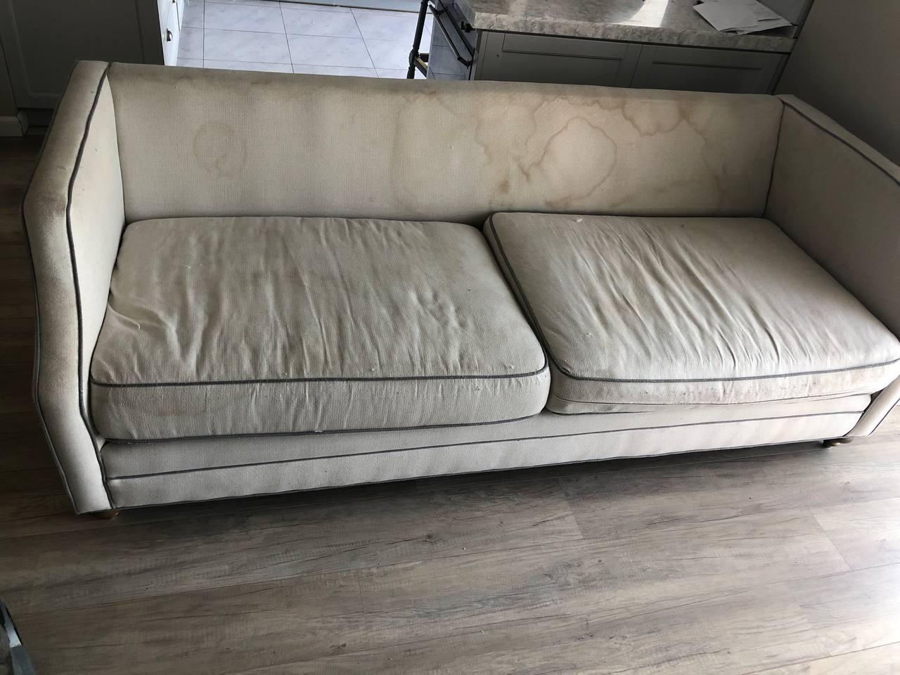 Sofa – Fleckenentfernung – vor der Polsterreinigung in Frankfurt