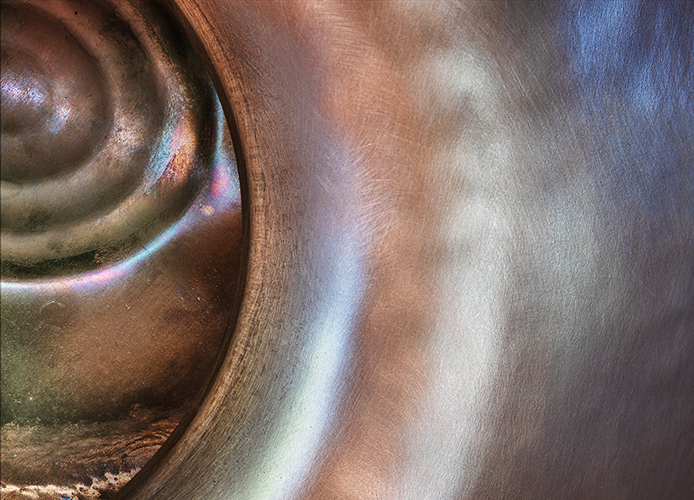 Abstrakte Innenansicht einer Handpan mit geschwungenen Metallstrukturen