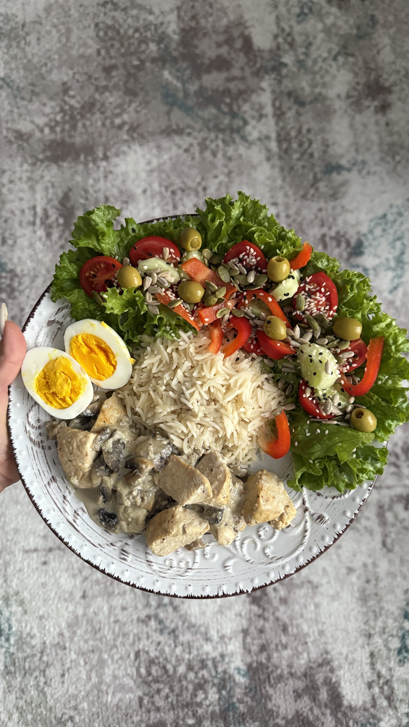 Збалансована тарілка: курка з рисом, яйцем і салатом