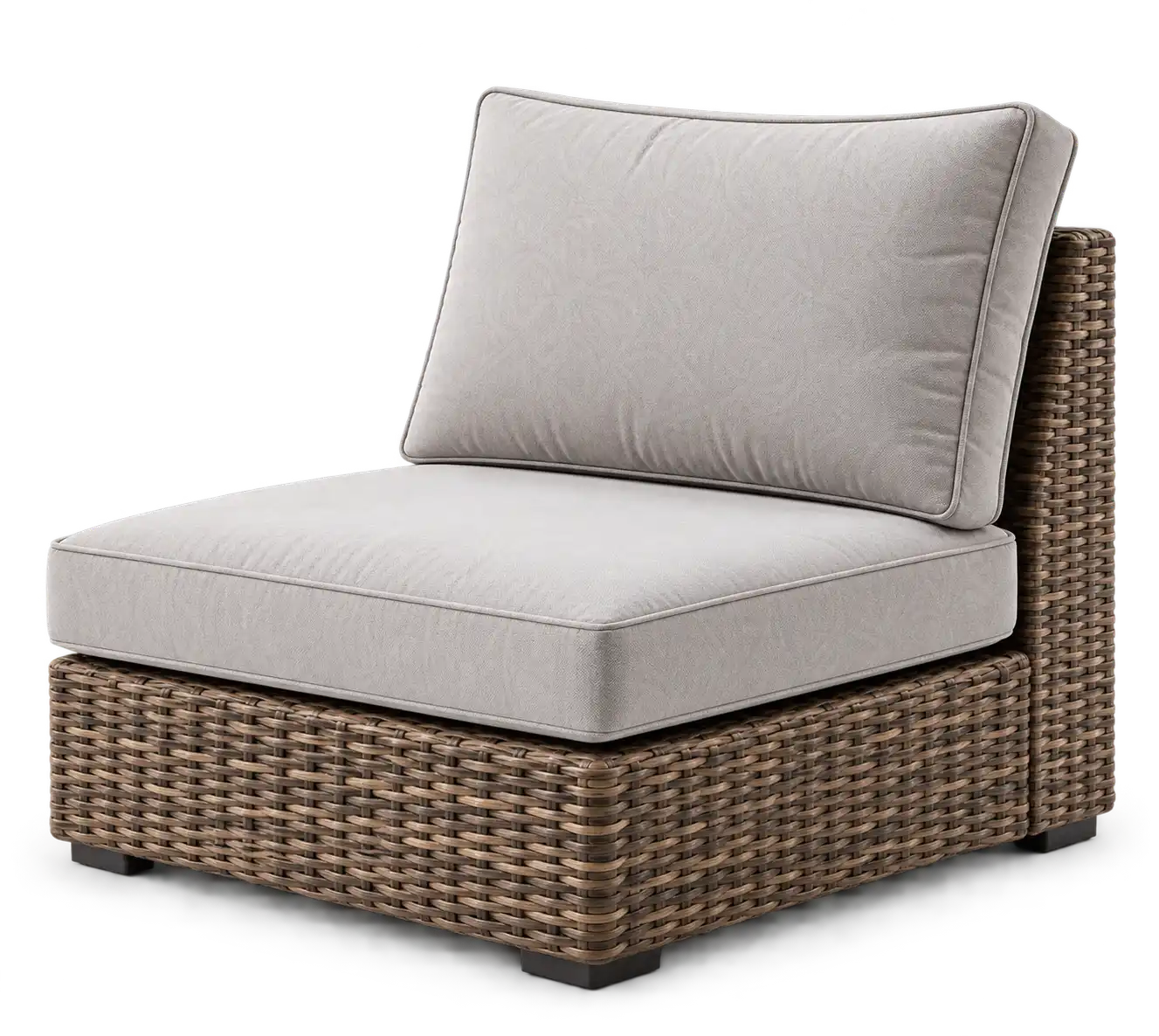 Beiger Outdoor-Sessel mit Sitz- und R&uuml;ckenkissen auf einem geflochtenen Rattan-Gestell. Shikardos reinigt Polster gr&uuml;ndlich von allt&auml;glichen Verschmutzungen und sorgt f&uuml;r ein frisches und gepflegtes Erscheinungsbild.