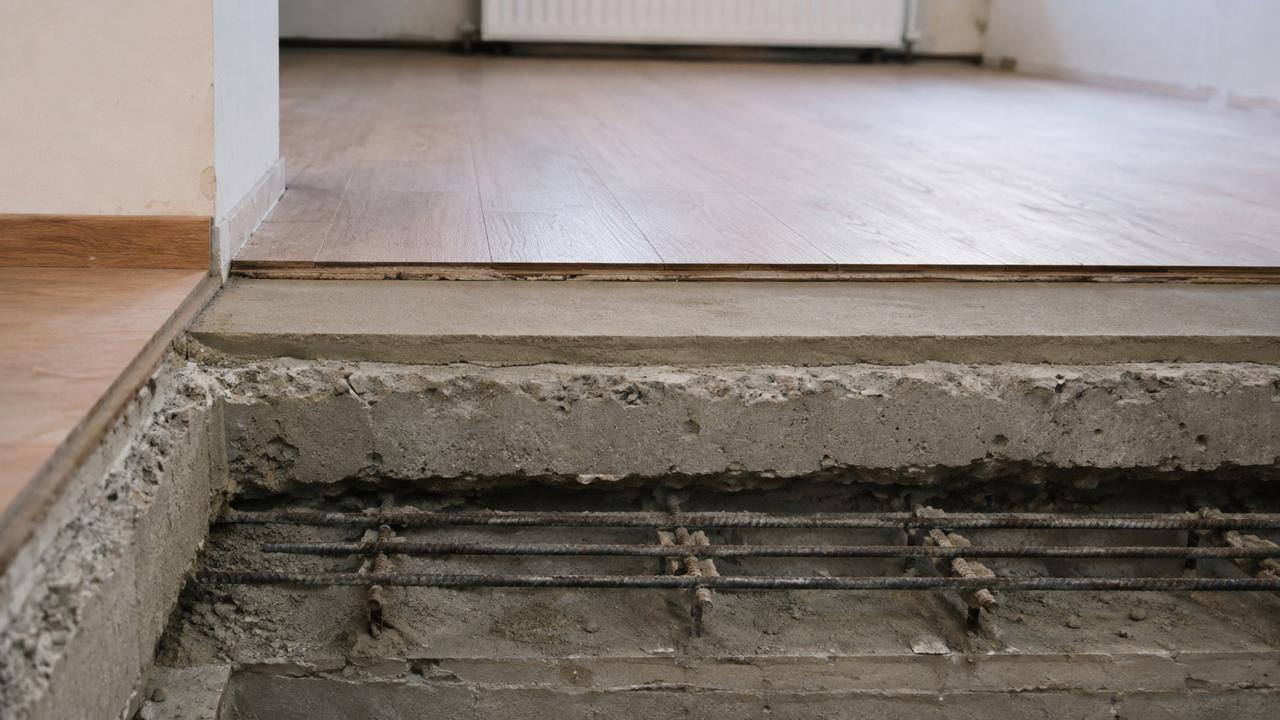 Разлика между подова замазка и стоманобетонна плоча