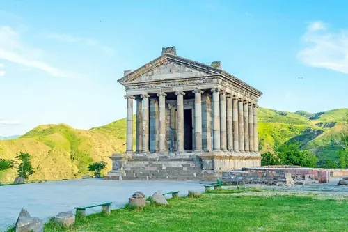 Հին հեթանոսական Գառնու տաճարը՝ հայկական գեղատեսիլ լեռների ֆոնին՝ հին Հայաստանի խորհրդանիշը