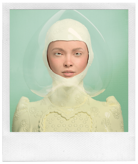 Виртуальная девушка Алиона Пол попробовала себя в качестве модели цифровой одежды, органично вписавшись в концепцию