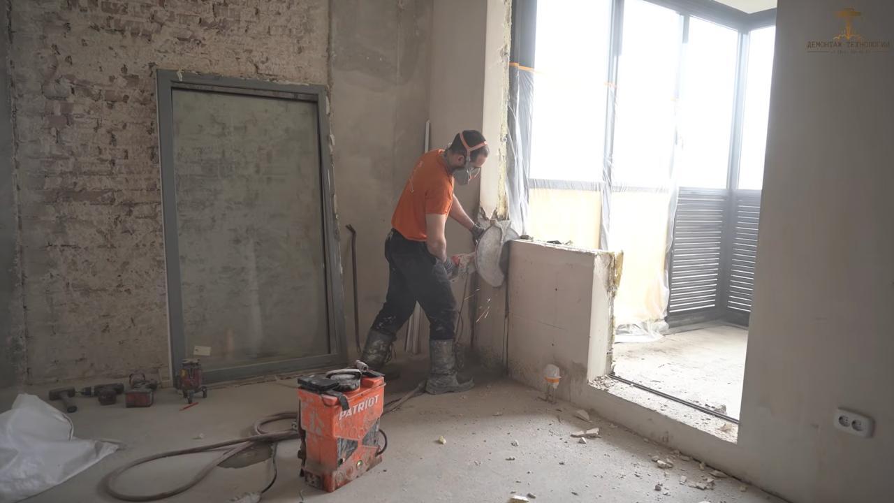 Процес на къртене на подпрозоречно пространство